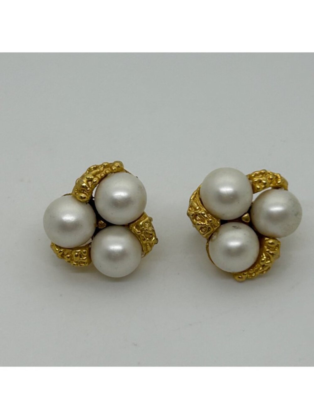 Faux Pearl Cluster Clip-On Earrings Textured Gold-Tone Three Bead Retro Vintage - Picture 2 of 8